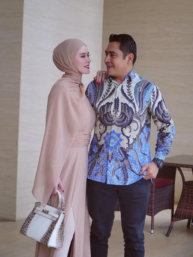 Kemesraan Angel Lelga dengan seorang pria, isyaratkan sudah nikah lagi (Foto: Instagram angellega)
