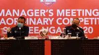 Direktur Operasional PT Liga Indonesia Baru (LIB) Sudjarmo dan Direktur Umum PT LIB Akhmad Hadian Lukita ketika menghadiri Manager Meeting dengan klub Liga 1. (Dok. PT LIB)