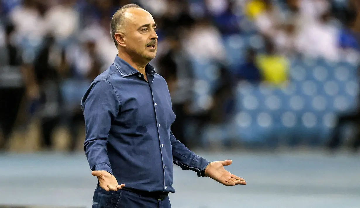 Reaksi kecewa pelatih PFC Navbahor, Samvel Babayan saat menghadapi Al Hilal pada laga Grup D Liga Champions Asia 2023/2024 di King Fahd International Stadium, Riyadh, Selasa (19/9/2023) dini hari WIB. (AFP/Fayez Nureldine)