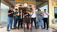 Pelaku perampokan dan pembacokan terhadap ibu rumah tangga yang ditangkap oleh personel Polres Bengkalis. (Liputan6.com/M Syukur)