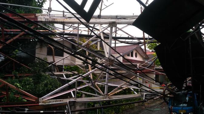 Sebuah Base Transceiver Station atau BTS roboh di daerah Radio Dalam, Kebayoran Baru, Jakarta Selatan, Minggu (22/12/2019) petang. (Merdeka.com/Ronald)
