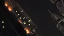 Api melahap Menara Torch, gedung hunian tertinggi di dunia, di Dubai, Uni Emirat Arab, Jumat (4/8/) pagi. Seorang juru bicara Kepolisian Dubai mengatakan kebakaran tersebut terjadi di lantai sembilan, dan menyebar ke atas. (AFP PHOTO / KARIM SAHIB)