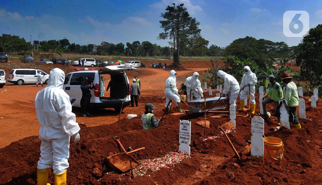 Petugas saat memakamkan pasien Covid-19 di TPU Pondok Ranggon, Jakarta Senin (7/9/2020). Petugas pemakaman mengatakan terjadi lonjakan jenazah yang terjadi dalam satu bulan lebih terakhir dengan  memakamkan lebih  30 jenazah dalam satu hari. (merdeka.com/Arie Basuki)