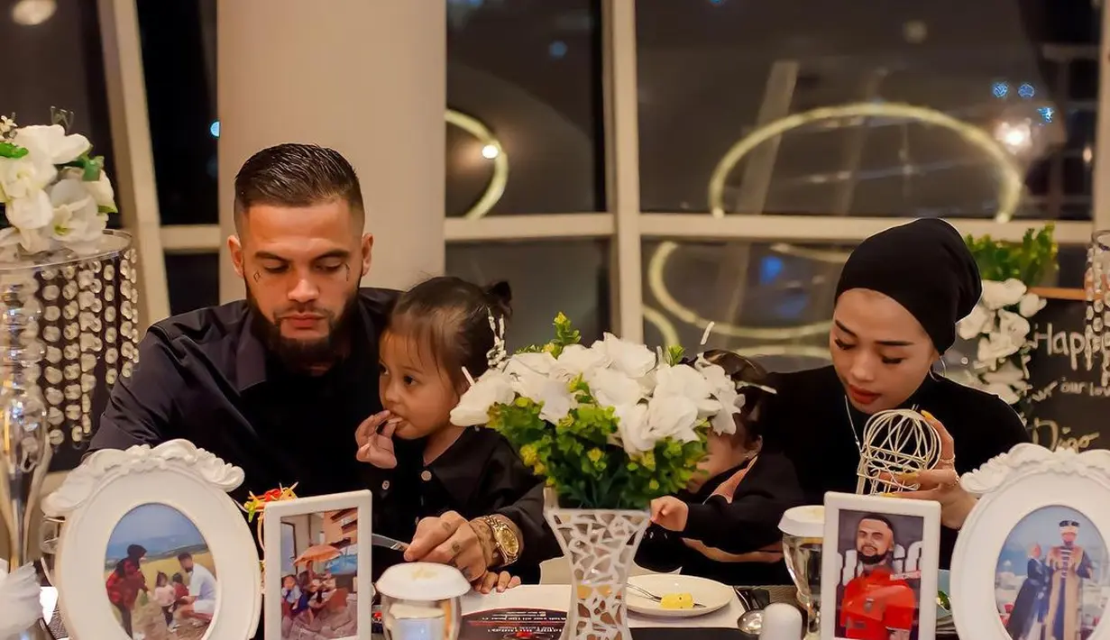 Pria bernama lengkap Diego Muhammad bin Robbie Michiels terlihat begitu menyayangi putrinya. Bahkan, saat menikmati hidangan ia tetap memangku buah hatinya. (Foto: Instagram/@diegomichiels24)