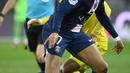 Penyerang Paris Saint-Germain atau PSG,Kylian Mbappe (depan) bersaing dengan bek Nantes Fabien Centonze pada pekan ke-26 Ligue 1 atau Liga Prancis 2022-2023 di Parc des Princes, Minggu (5/3/2023) dini hari WIB. Paris Saint-Germain memperpanjang catatan tak terkalahkan di kandang menjadi 35 laga di Ligue 1. (FRANCK FIFE / AFP)