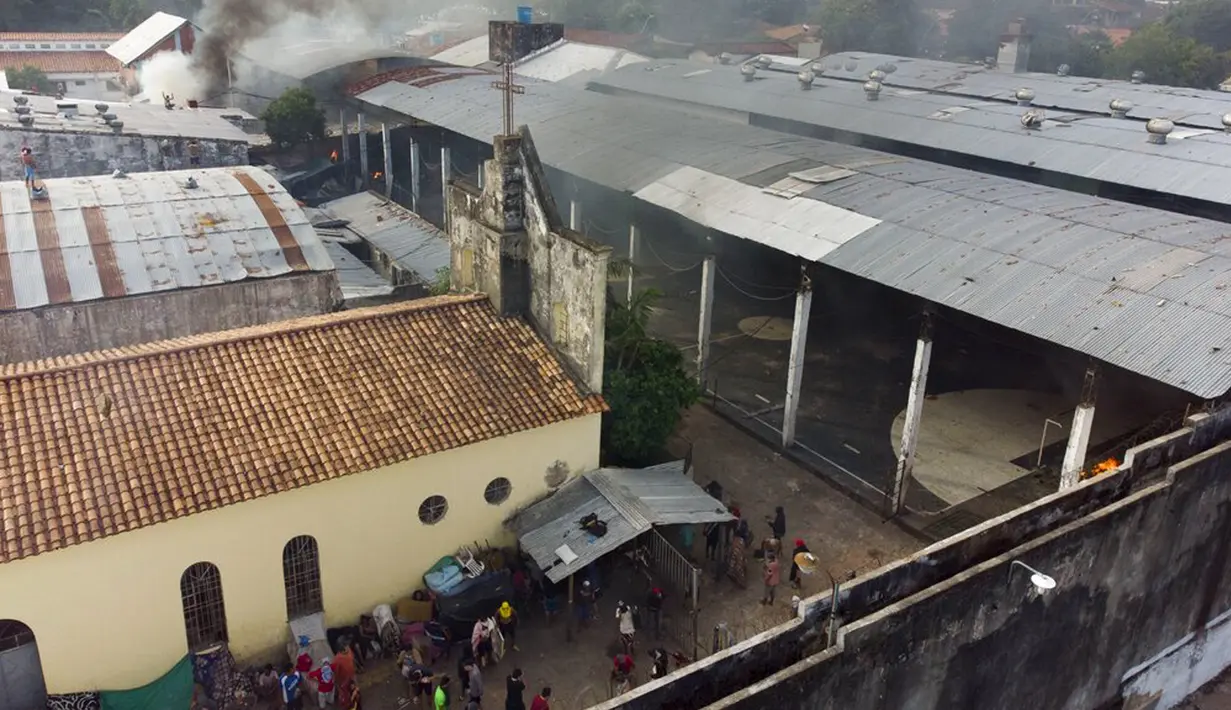 Asap mengepul dari penjara Tacumbu setelah narapidana melakukan kerusuhan di Asuncion, Paraguay, Selasa (16/2/2021). Narapidana menuntut kondisi kehidupan lebih baik dan kembalinya tahanan yang dipindahkan. (AP Photo/Jorge Saenz)