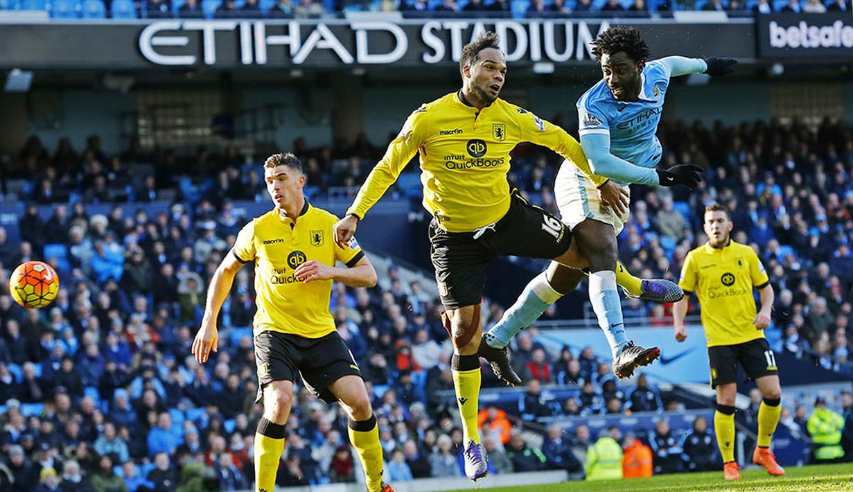 Penyerang Manchester City, Wilfried Bony, duel udara dengan bek Aston Villa, Joleon Lescott. Sementara kekalahan ini makin membuat Aston Villa kian terpuruk di dasar klasemen. (Reuters/Darren Staples)