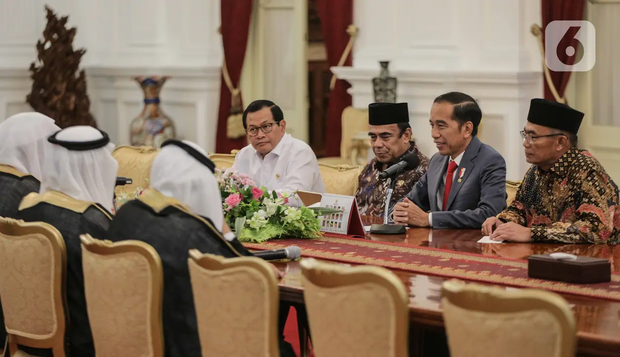 Presiden Joko Widodo menerima Sekretariat Jenderal Rabithah Al Alam Al Islami (World Muslim League), Sheikh Mohammed bin Abdulkarim Al Issa, di Istana Merdeka, Jakarta Pusat, Rabu (26/2/2020). Delegasi Liga Muslim Dunia mengaku ingin belajar toleransi ala Indonesia. (Liputan6.com/Faizal Fanani)