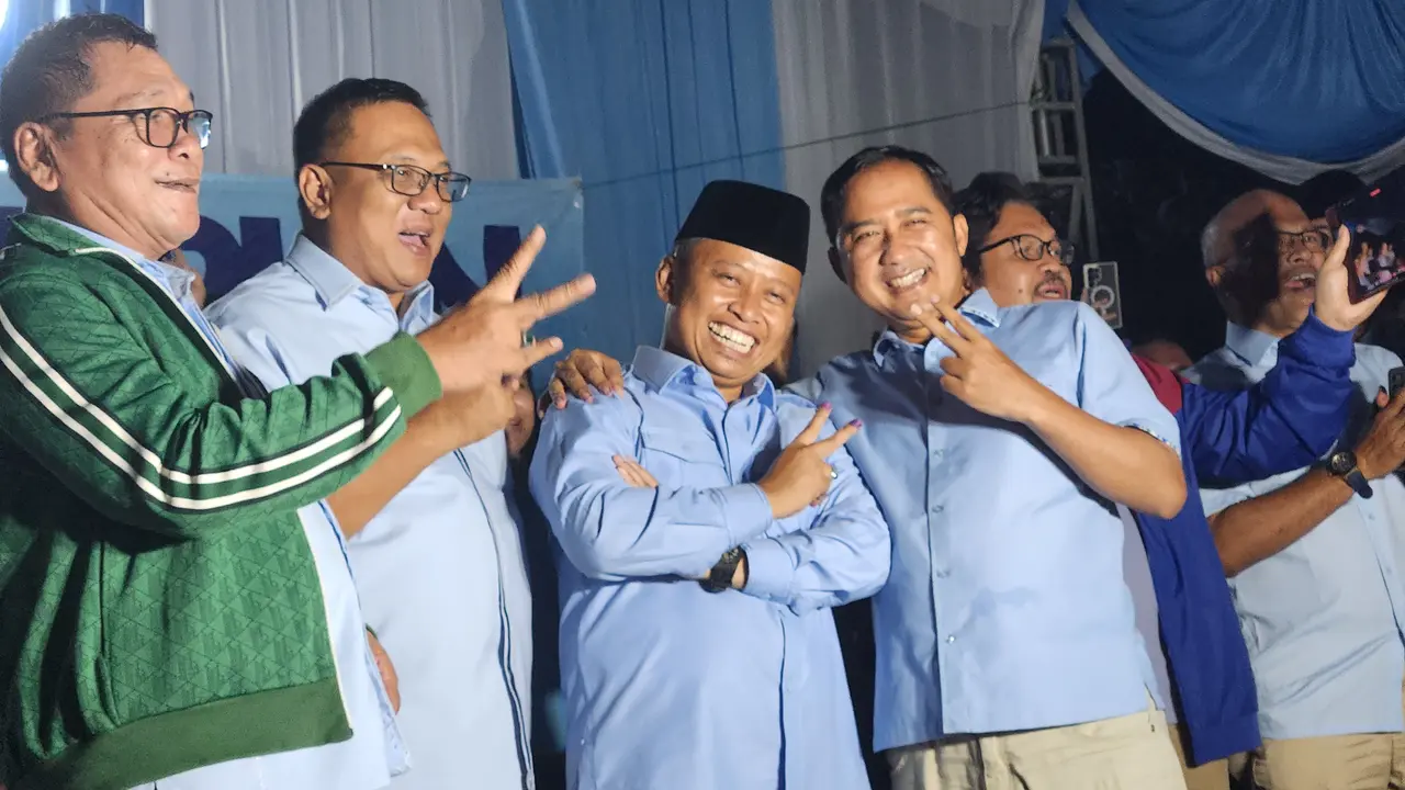Paslon nomor urut dua Pilkada Depok, Supian-Chandra merayakan kemenangan didampingi tim pemenangan dan pendukung Supian-Chandra, Cilodong, Depok. (Liputan6.com/Dicky Agung Prihanto)