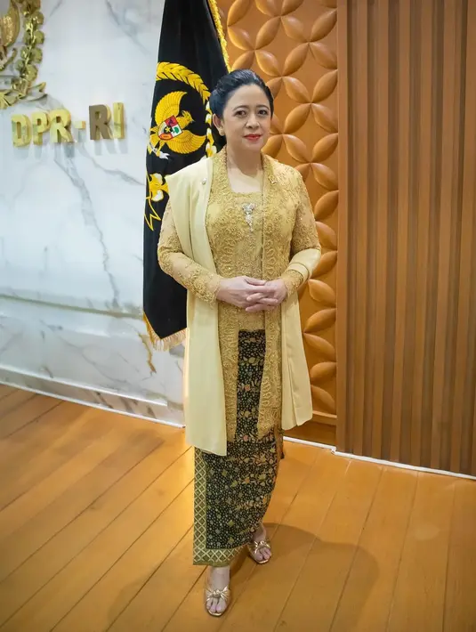Kebaya dilengkapi dengan selendang sutera berwarna emas muda, memberikan sebuah lambang kelembutan dan disematkan bros berbentuk kupu-kupu. Sementara untuk bawahan, dipilih kain batik tulis motif sulur dan buketan, yang melambangkan keindahan dan proses yang bertumbuh.