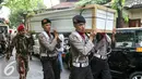 Petugas mengangkat  peti ke ruang transit jenazah yang dipersiapkan untuk korban helikopter TNI yang jatuh di RS Polri, Jakarta, Senin (21/3). Helikopter TNI AD mengalami kecelakaan saat akan mendarat di stadion Poso. (Liputan6.com/Yoppy Renato)