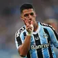 Penyerang Gremio Luis Suarez berselebrasi setelah mencetak gol ke gawang Sao Luis dapam pertandingan Recopa Gaucha di&nbsp;Stadion Arena do Gremio,&nbsp;Porto Alegre, Brasil, Rabu, 18&nbsp;Januari 2023. (SILVIO AVILA/AFP)