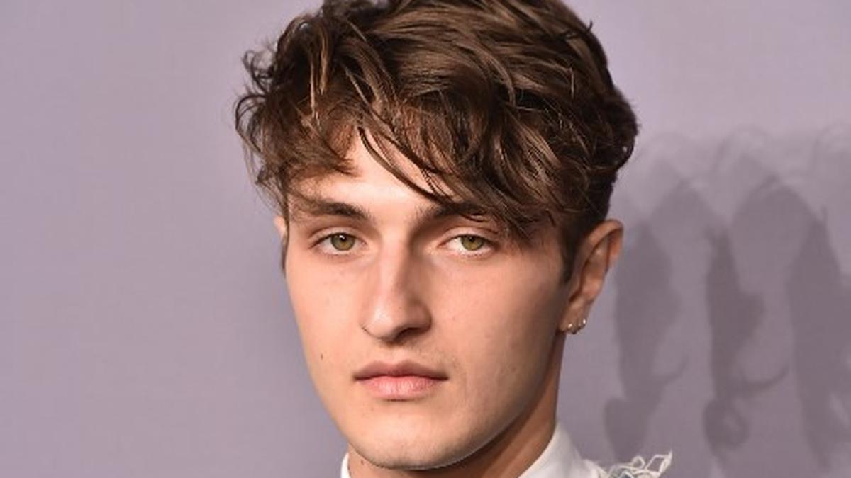 Dua Tahun Pasca Putus dari Dua Lipa, Anwar Hadid Dikabarkan Pacaran