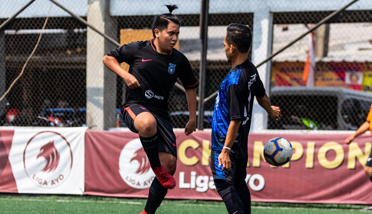 Pemain mengontrol bola saat laga final Pertamax Liga Ayo Mini Football Tangerang di Lapangan Sabnani Park, Tangerang, Minggu (25/8). PSPG berhasil menang atas Persepon melalui adu penalti. (Dokumentasi)