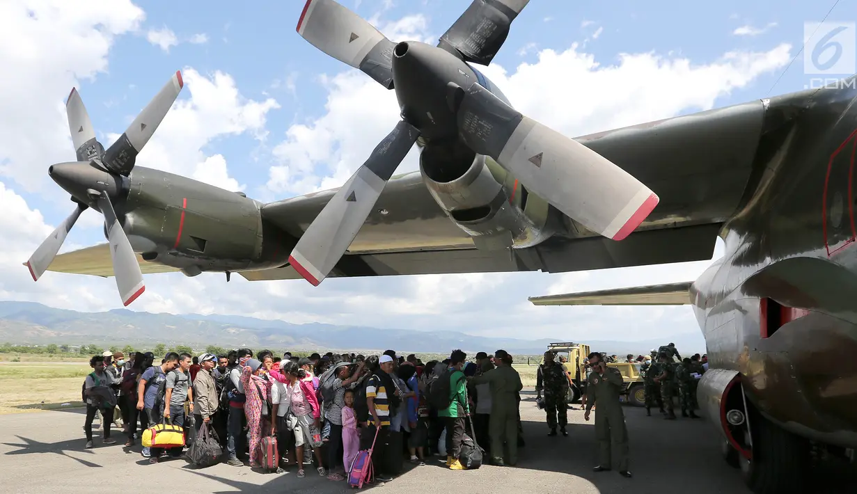 Warga Palu bersiap masuk ke pesawat Hercules TNI AU tujuan Makasar-Malang di Bandara Mutiara Sis Al-Jufri Palu, Sabtu (6/10). Ribuan warga Palu dan Donggala meninggalkan wilayah mereka yang terdampak gempa bumi dan tsunami. (Liputan6.com/Fery Pradolo)
