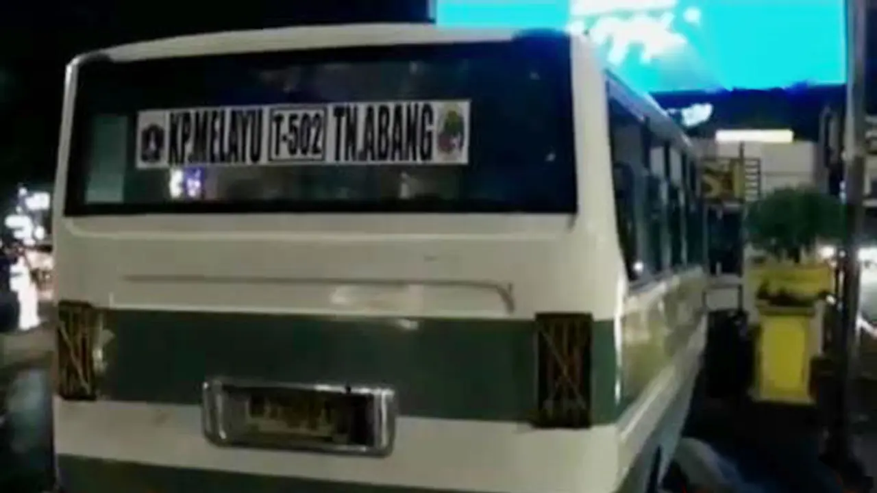 Usai Tabrak Pemotor, Kopaja Tanpa Sopir Hantam Trotoar