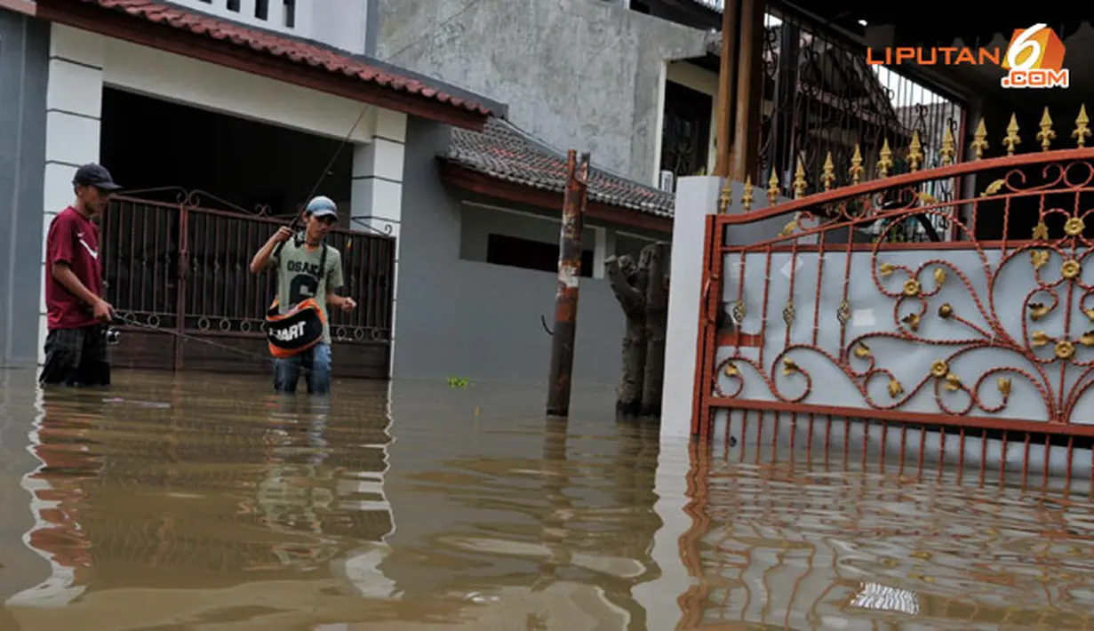 Beberapa pria juga terlihat berkeliling komplek untuk memancing ikan di depan rumah penduduk (Liputan6.com/Andrian M Tunay)