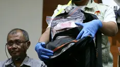  Petugas KPK menunjukan barang bukti hasil operasi tangkap tangan (OTT) di Gedung KPK, Jakarta, Sabtu (27/5). Dalam OTT KPK menetapkan 4 orang tersangka dan menyita uang sebanyak Rp40 Juta, Rp1,145 Milyar dan USD 3000. (Liputan6.com/Angga Yuniar)