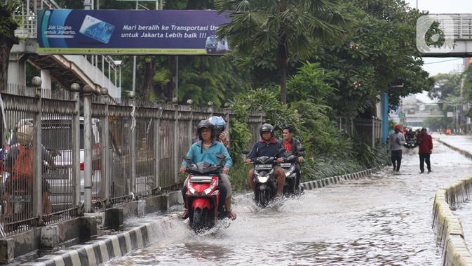 Pengendara motor nekat menerobos genangan banjir di Jalan Gunung Sahari Jakarta, Selasa (25/2/2020). Hujan yang mengguyur Jakarta sejak Senin (24/2) malam membuat sejumlah kali meluap dan menyebabkan banjir. (Liputan6.com/Helmi Fithriansyah)