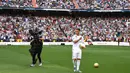 Gelandang Real Madrid, Eden Hazard, menyapa suporter saat perkenalan dirinya di Stadion Santiago Bernabeu, Madrid, Kamis (13/6). Dirinya didatangkan Madrid dari Chelsea dengan kontrak lima musim. (AFP/Gabriel Bouys)