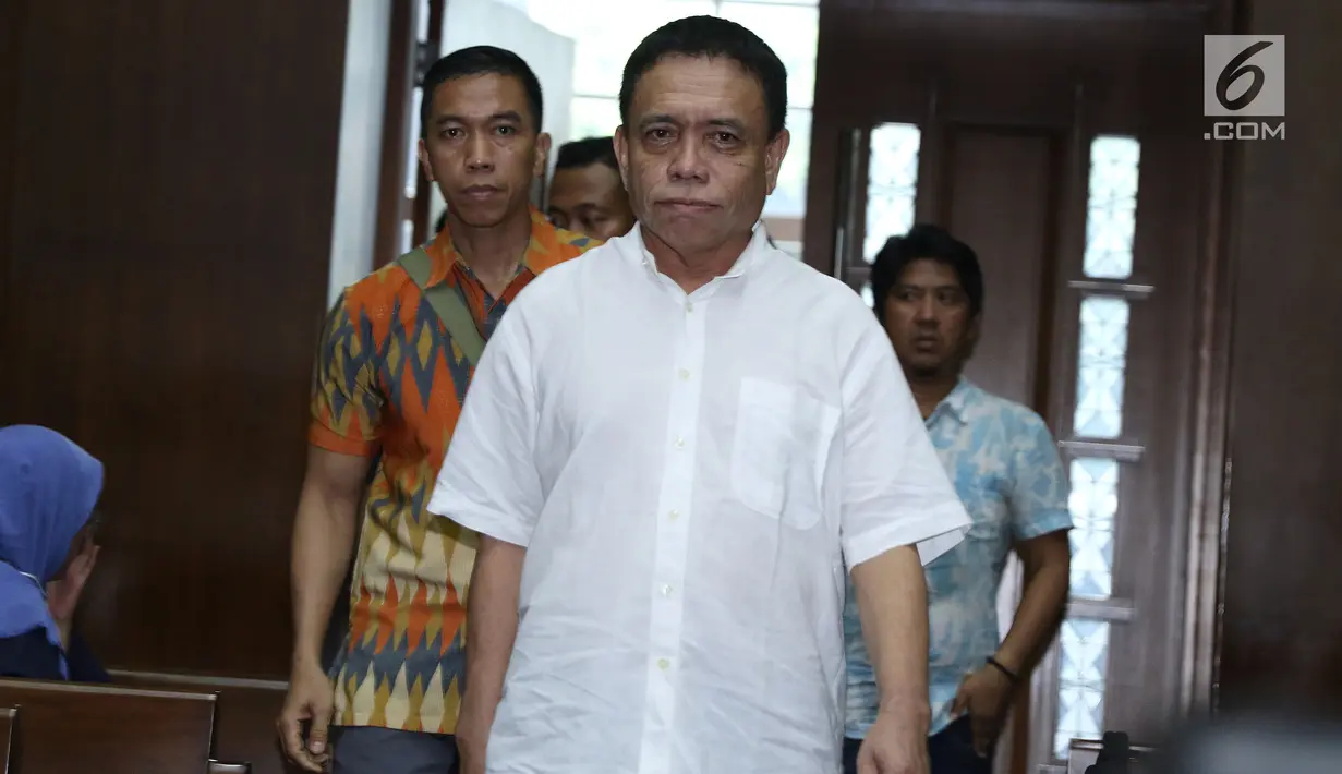 Gubernur Aceh nonaktif, Irwandi Yusufbersiap menjalani sidang dakwaan di Pengadilan Tipikor, Jakarta, Senin (26/11). Sidang beragenda pembacaan dakwaan kasus dugaan suap dan gratifikasiDana Otonomi Khusus Aceh (DOKA). (Liputan6.com/Helmi Fithriansyah)