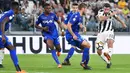 Pemain Juventus, Andrea Barzagli melakukan tembakan melewati adangan pemain Bologna pada lanjutan Serie A di Allianz Stadium, Turin, (5/5/2018). Juventus menang 3-1. (Alessandro Di Marco/ANSA via AP)