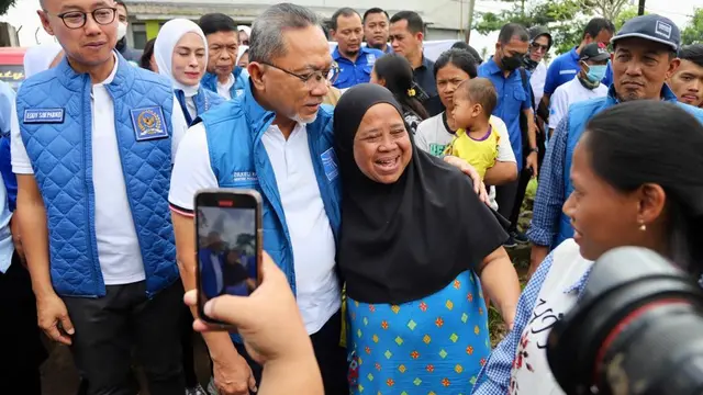 Menteri Perdagangan atau Mendag Zulkifli Hasan menyambangi dan menemui pengungsi gempa bumi Cianjur, Jawa Barat, Minggu, (27/11/2022).