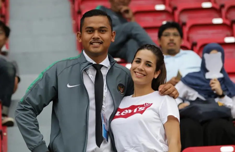 Paula Milla, memberi dukungan langsung kepada sang ayah, Luis Milla, dan Timnas Indonesia U-22 di Kualifikasi Piala AFC U-23 2018 yang dihelat di Bangkok, Thailand. (Bola.com/Instagram)