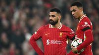 Pemain Liverpool, Mohamed Salah (kiri) berbincang dengan rekannya, Trent Alexander-Arnold saat laga lanjutan Liga Inggris 2024/2025 melawan Aston Villa yang berlangsung di Anfield, Liverpool, Inggris, Minggu (10/11/2024) WIB. (AFP/Paul Ellis)