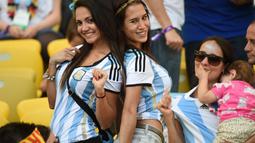 Pose suporter Argentina saat menonton laga final piala dunia melawan Jerman, Senin (14/7/14). (AFP PHOTO/JUAN MABROMATA)