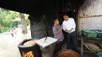 Calon Gubernur Sumatera Utara Djarot Saiful Hidayat saat mencicipi tahu goreng (Liputan6.com/Reza Efendi)