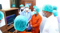 Menperin Agus Gumiwang Kartasasmita melihat sistem informasi terpadu proses bisnis gula palma di KSU Nira Satria, Banyumas, Rabu (15/12/2021). KSU ini mampu menjalankan pencatatan data dengan QR, memiliki dashboard monitoring, control tower hingga data analytic. (Liputan6.com/HO/Kemenperin)
