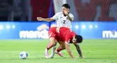 Pemain Timnas Indonesia,&nbsp;Kevin Diks, saat berebut bola dengan&nbsp;pemain Timnas Lebanon dalam laga FIFA Matchday 2025 di Stadion Gelora Bung Tomo, Surabaya, Senin (8/9/2025). (Bola.com/Abdul Aziz)
