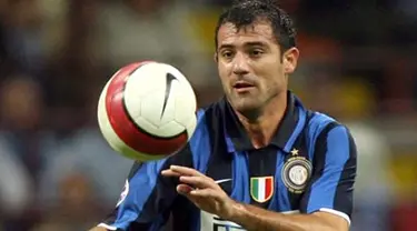 Inter&#039;s Serbian midfielder Dejan Stankovic eyes the ball during their Serie A match Inter vs Napoli at San Siro Stadium in Milan, 06 October 2007. AFP PHOTO / GIUSEPPE CACACE