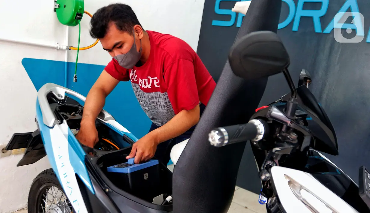 Mekanik melakukan pengecekan akhir komponen listrik sebuah sepeda motor konvensional atau motor berbahan bakar bensin menjadi motor listrik di SporaEV Bintaro, Tangerang Selatan, Banten, Kamis (9/3/2023). Selain memberikan subsidi sebesar Rp 7 juta untuk pembelian sepeda motor listrik baru, pemerintah juga memberikan subsidi sama bagi masyarakat yang mengonversi sepeda motor konvensionalnya menjadi motor listrik. (Liputan6.com/Angga Yuniar)