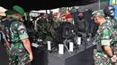 Tentara memperlihatkan jenis-jenis senjata saat apel pengamanan Pemilu 2019 di Bogor, Jawa Barat, Rabu (10/4). Apel dihadiri Panglima TNI Marsekal Hadi Tjahjanto dan Kapolri Jenderal Tito Karnavian. (ADEK BERRY/AFP)