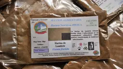 Tepung cacing yang dijual di salah satu toko di Bolivia. Cacing di Bolivia dijadikan tepung dan kerupuk. Mereka mengklaim produksi mereka tersebut kaya protein. Foto diambil pada 13 Agustus 2015 (AFP Photo/Aizar Raldes)