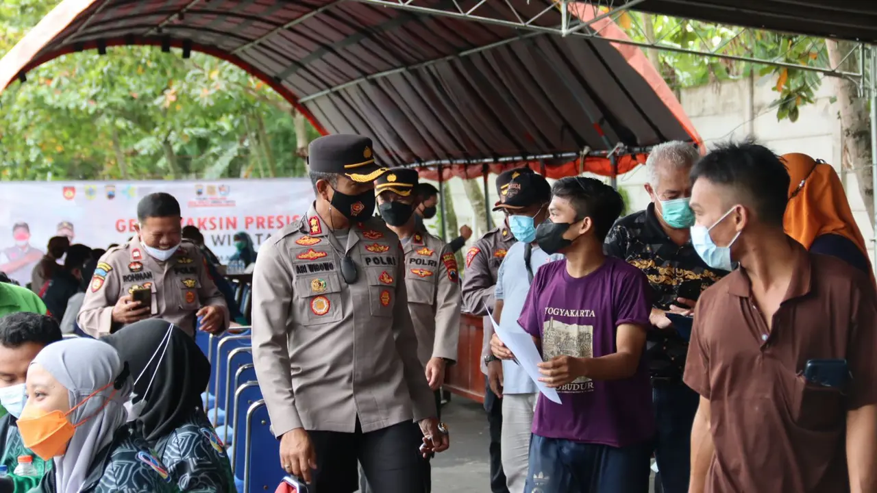 Gerai Si Sambar di Pantai Widuri didirikan untuk mengenjot capaian vaksinasi di Kabupaten Pemalang. (Foto: Liputan6.com/Polres Pemalang)