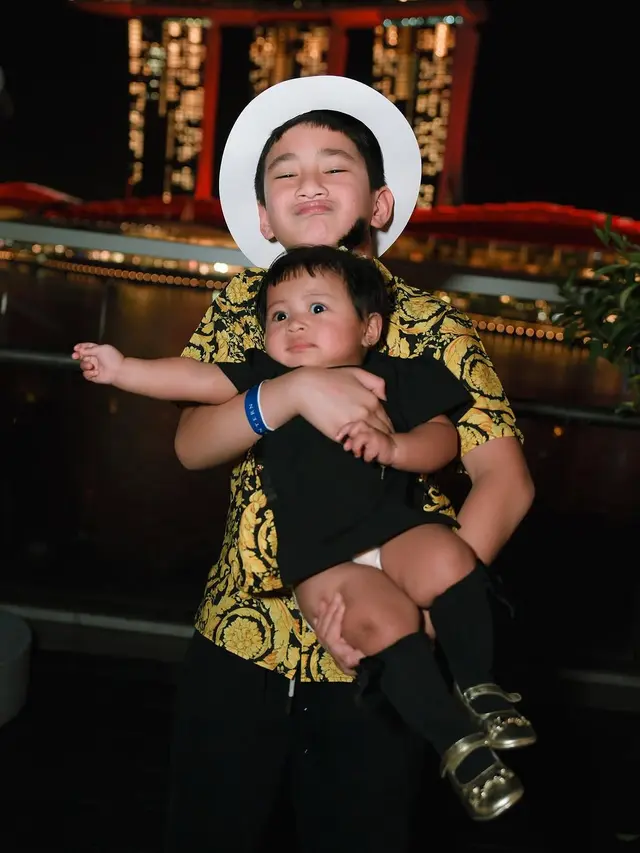 Potret Gemas Rafathar Gendong Baby Lily (credit: instagram/raffinagita1717).