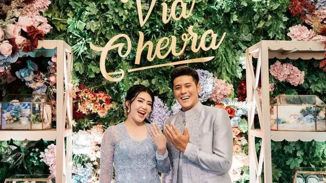 8 Potret Detail Kebaya Via Vallen di Momen Lamaran, Cantik Bernuansa Abu-abu