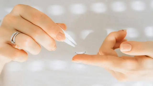 Do's & Don'ts Penggunaan Softlens yang Harus Kamu Tahu (photo by pexels.com)