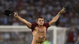 Fans nakal ini tiba-tiba berlari ke tengah lapangan mendekati salah satu pemain Jerman Benedikt Hoewedes, Brasil, Senin (14/07/2014) (AFP PHOTO/CHRISTOPHE SIMON)