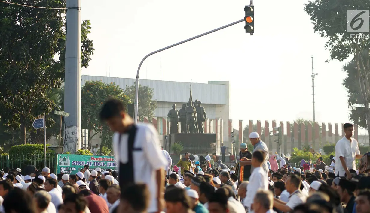 Warga usai melaksanakan salat Id di kawasan persimpangan Pasar Senen, Jakarta, Rabu (5/6/2019). Hari Raya Idul Fitri 1440 H dirayakan berbagai umat Muslim di seluruh Indonesia dan dunia. (Liputan6.com/Immanuel Antonius)