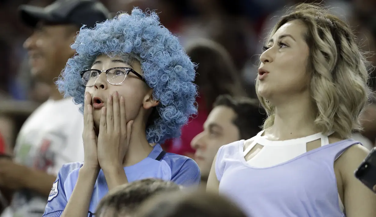 Sorakan fans Manchester City saat menonton timnya melawan Manchester United pada laga International Champions Club di NRG Stadium, Houston, (20/7/2017). (AP/David J. Phillip)