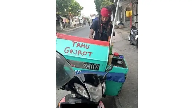 6 Potret Pedagang Cosplay saat Jualan Ini Kocak