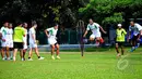 Persipura Jayapura jalani sesi latihan fisik jelang Piala AFC 2015 di Lapangan C Senayan, Jakarta, Rabu (6/5/2015). Sejumlah pemain terlihat meloncati tali yang telah terpasang . (Liputan6.com/Yoppy Renato)