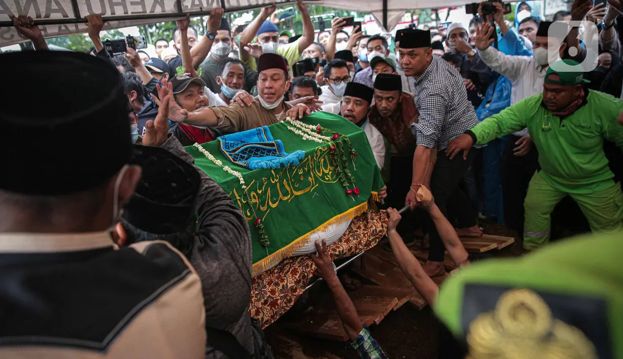 Suasana pemakaman almarhum Abraham Lunggana atau Haji Lulung di TPU Karet Bivak, Jakarta, Selasa (14/12/2021). Ketua Dewan Perwakilan Wilayah PPP DKI Jakarta Abraham Lunggana alias Haji Lulung meninggal dunia, Selasa (14/12). (Liputan6.com/Faizal Fanani)