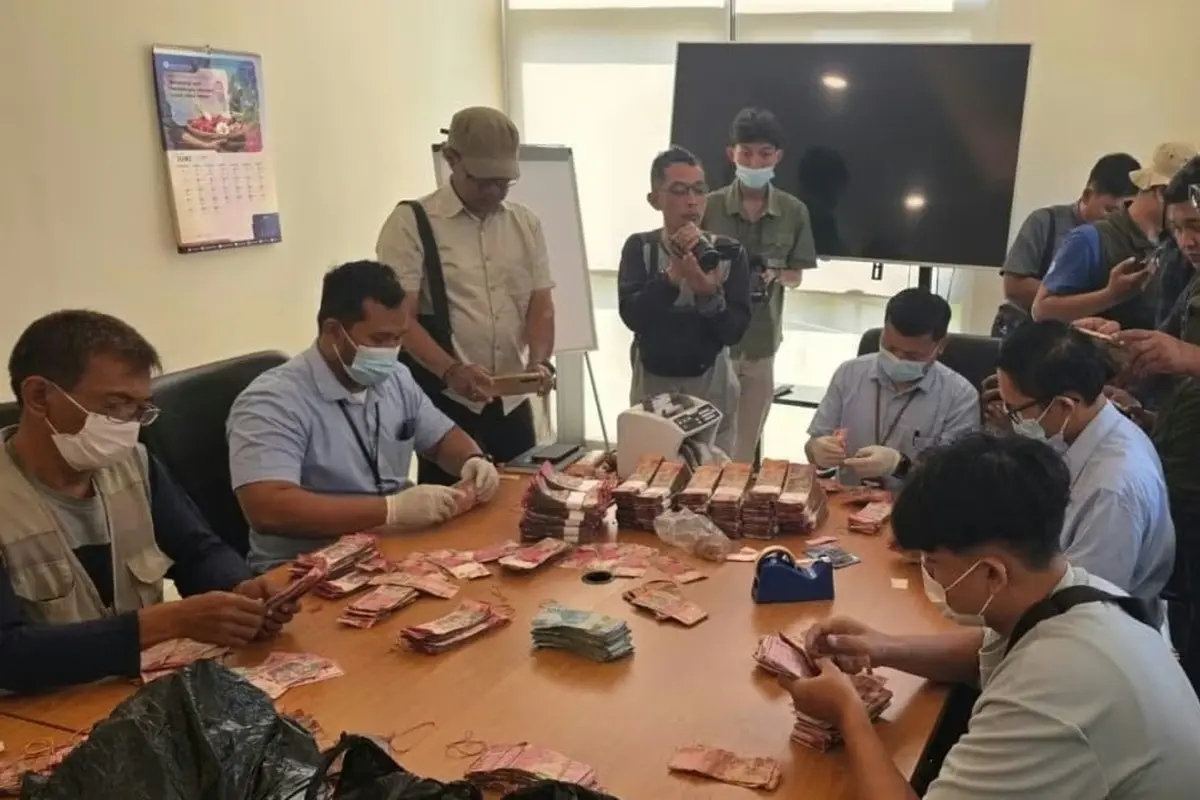 Petugas Bank Indonesia Tegal memeriksa dan menghitung uang Rp 1,5 Miliar yang rusak akinbat banjir