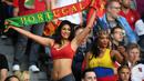 Aksi suporter Portugal saat melawan Austria pada laga kedua Grup F Piala Eropa 2016 di Parc des Princes, Minggu (19/6/2016) dini hari WIB. (AFP/Francisco Leong)