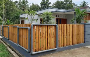 Model Pagar Rumah Kombinasi Pipa PVC dan Kayu (Foto: AI)